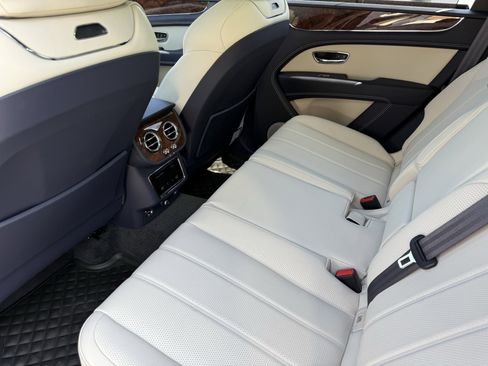 Used 2024 Bentley Bentayga image 31