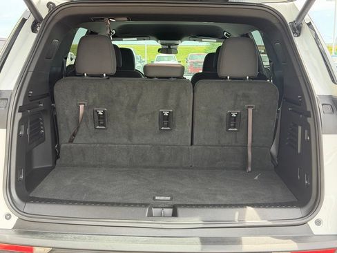 Used 2025 Chevrolet Traverse LT AWD/4WD image 9