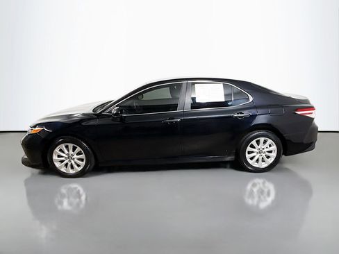 Used 2018 Toyota Camry LE FWD image 4