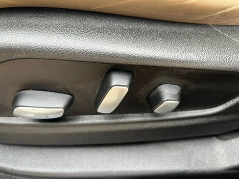 Used 2017 Cadillac XT5 Platinum w/ Driver Assist Package image 29