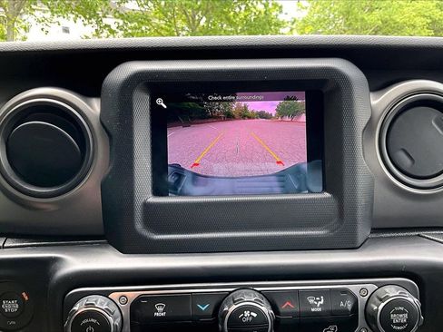 Certified 2022 Jeep Gladiator Sport AWD/4WD image 13