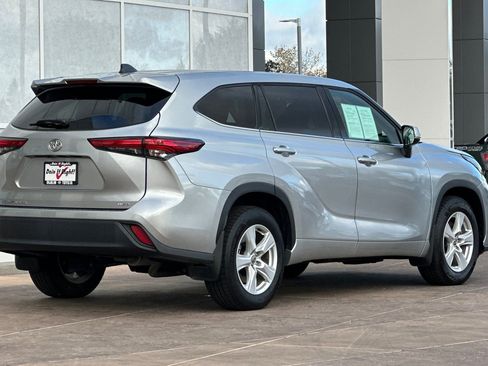 Certified 2022 Toyota Highlander L image 4