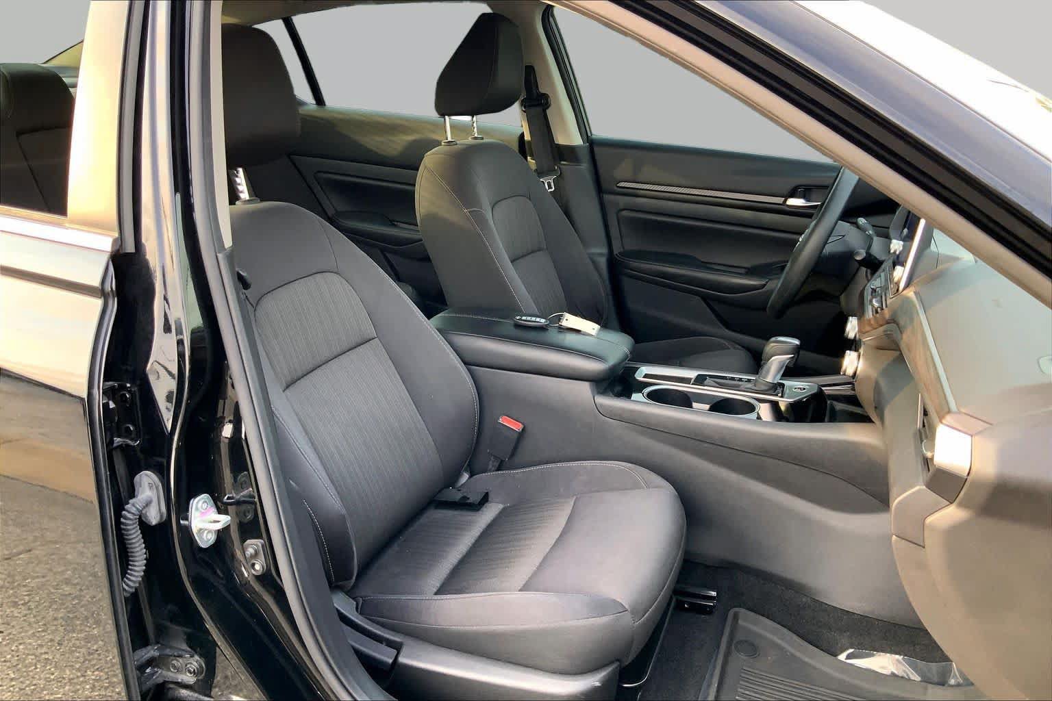 Used 2024 Nissan Altima 2.5 SV FWD image 9
