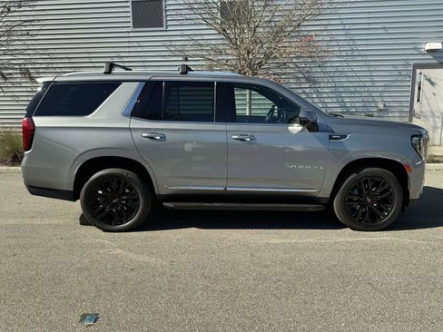 Used 2023 GMC Yukon SLT w/ SLT Luxury Package image 5