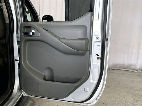 Used 2013 Nissan Frontier SV image 23