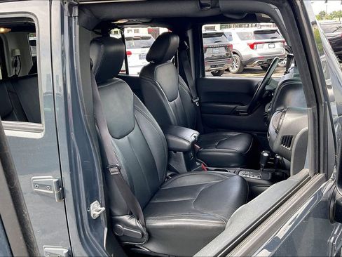 Used 2017 Jeep Wrangler Unlimited Sahara AWD/4WD image 6