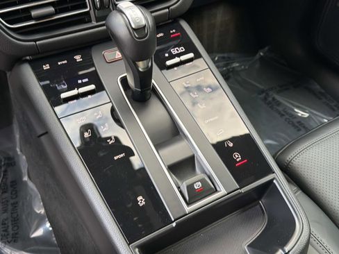 Used 2024 Porsche Macan AWD/4WD image 23