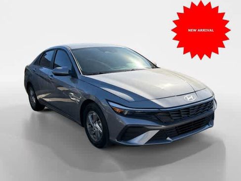 Used 2025 Hyundai Elantra SE image 2
