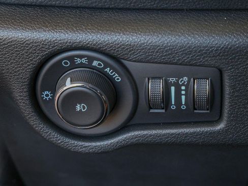 Used 2023 Chrysler Pacifica Pinnacle FWD image 30