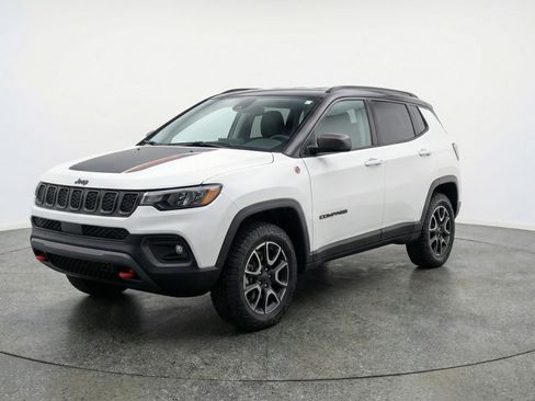 Used 2025 Jeep Compass Trailhawk image 3
