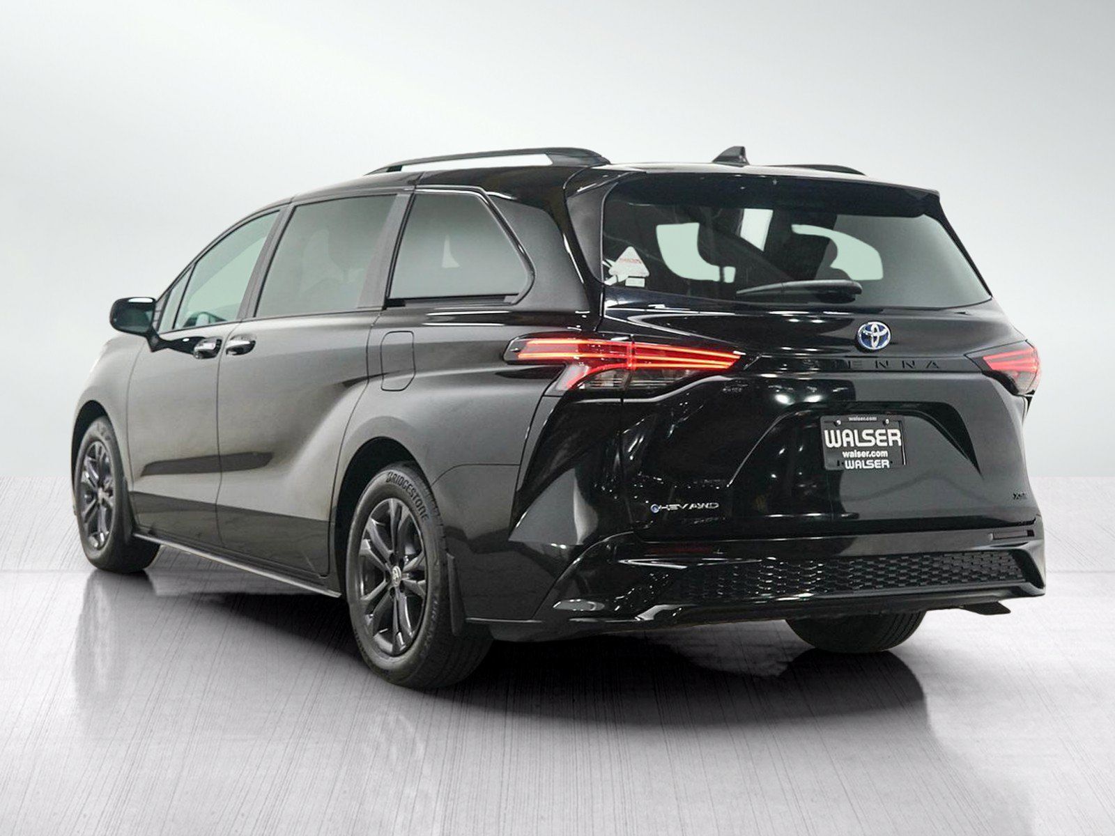 Used 2025 Toyota Sienna XSE AWD/4WD image 3