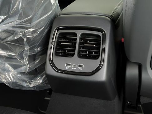 New 2025 VinFast VF 8 Eco AWD/4WD image 25