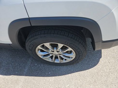 Used 2019 Jeep Cherokee Latitude Plus AWD/4WD image 12