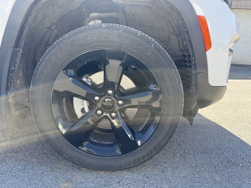 Used 2023 Jeep Grand Cherokee Altitude image 4