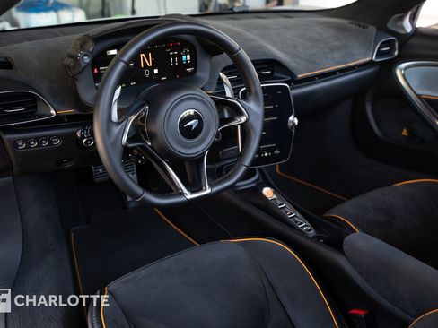 Used 2025 McLaren Artura Spider RWD image 20