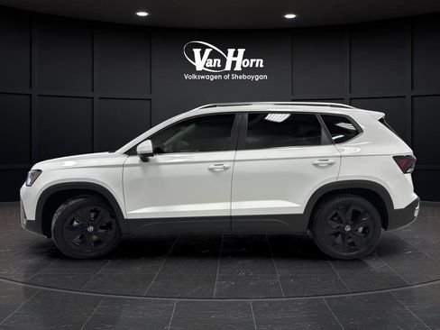 Used 2025 Volkswagen Taos SE w/ Panoramic Sunroof Package FWD image 6