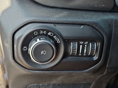 Used 2018 Jeep Wrangler Unlimited Sahara AWD/4WD image 23