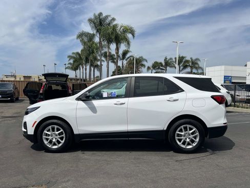 Used 2023 Chevrolet Equinox LS w/ LS Convenience Package FWD image 2