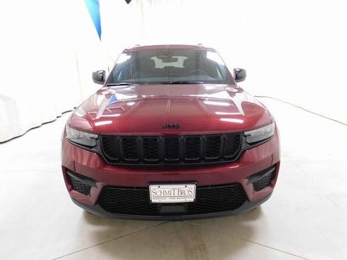 New 2025 Jeep Grand Cherokee Altitude image 4