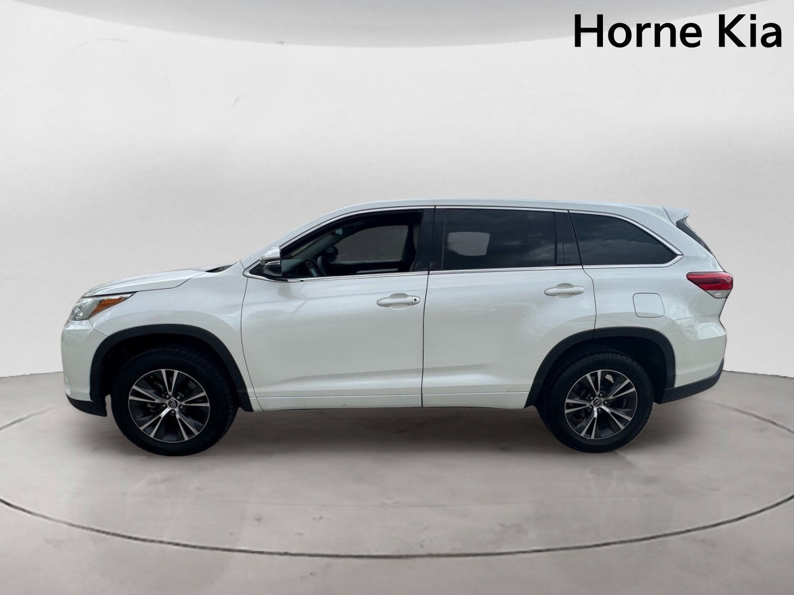 Used 2018 Toyota Highlander LE FWD image 6