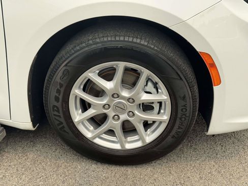 Used 2021 Chrysler Pacifica Touring-L FWD image 9