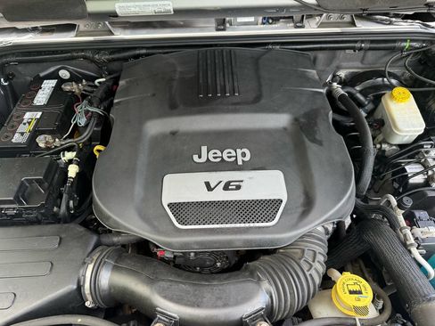 Used 2015 Jeep Wrangler Unlimited Sahara AWD/4WD image 40