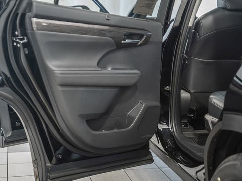 New 2026 Toyota Highlander Platinum image 42