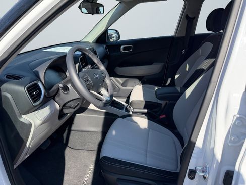 Certified 2025 Hyundai Venue SEL image 11