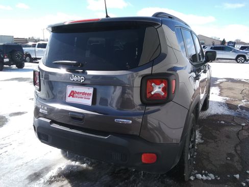 Used 2018 Jeep Renegade Latitude w/ Cold Weather Group image 5