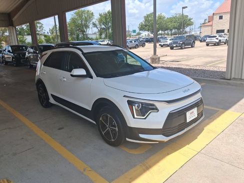 Used 2025 Kia Niro LX FWD image 6