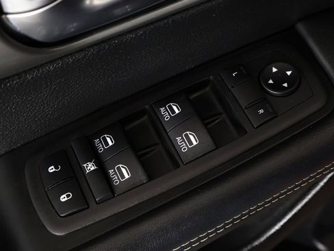 Used 2025 Chrysler Pacifica Select FWD image 39