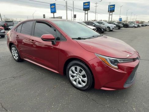Used 2022 Toyota Corolla LE image 2