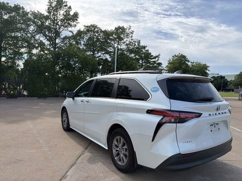Used 2022 Toyota Sienna XLE FWD image 5