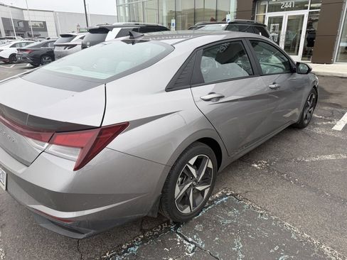 Used 2023 Hyundai Elantra SEL w/ Convenience Package image 3
