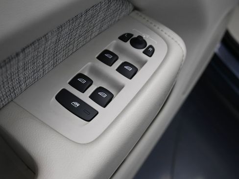 Used 2022 Volvo XC60 B5 Momentum image 13