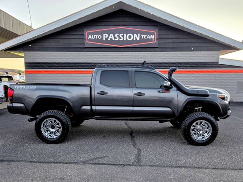 Used 2018 Toyota Tacoma TRD Off-Road w/ Technology Package AWD/4WD image 6