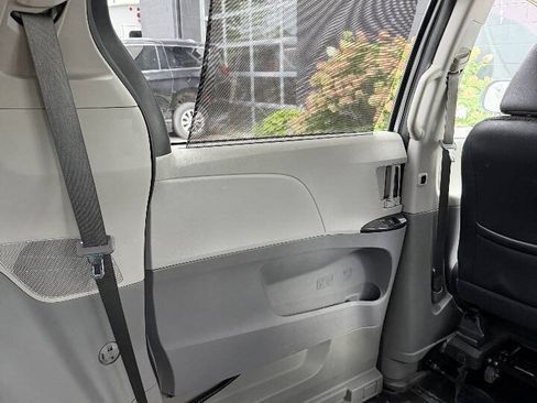 Used 2014 Toyota Sienna SE FWD image 28