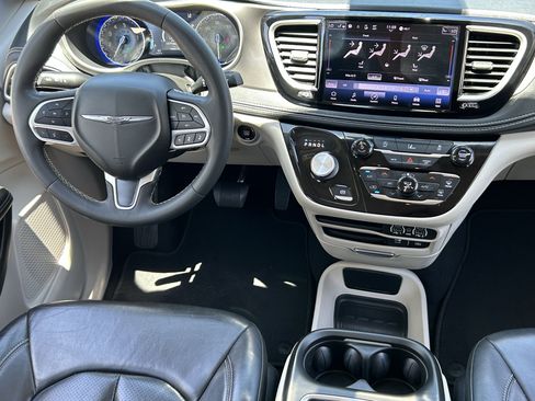 Used 2022 Chrysler Pacifica Touring-L FWD image 12