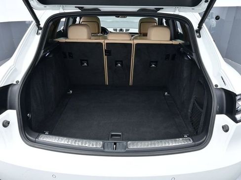 Certified 2021 Porsche Macan image 16