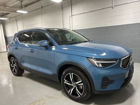 Used 2025 Volvo XC40 B5 Core image 4