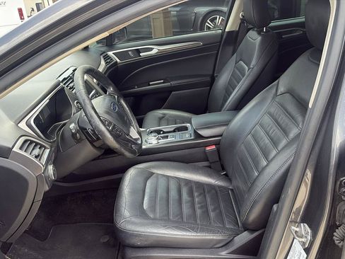 Used 2017 Ford Fusion SE w/ Fusion SE Technology Package FWD image 9