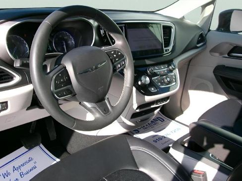Used 2024 Chrysler Pacifica Touring-L image 13