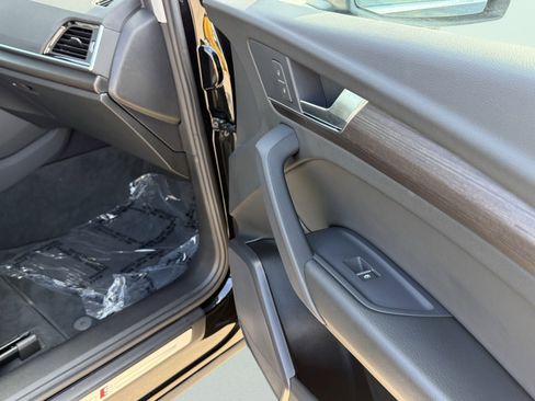 Used 2024 Audi Q5 e Premium w/ Convenience Package image 45