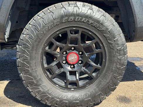 Used 2021 Toyota Tacoma TRD Off-Road w/ Technology Package AWD/4WD image 5