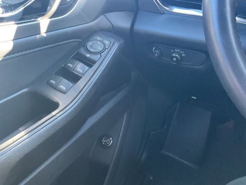 Used 2022 Chevrolet Traverse LT image 19