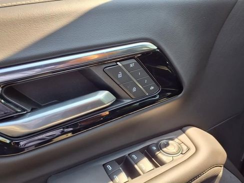 New 2025 Chevrolet Suburban Premier image 18