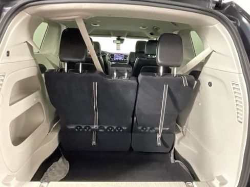 Used 2023 Chrysler Pacifica Touring-L FWD image 19