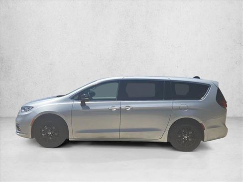 Used 2024 Chrysler Pacifica Touring-L FWD image 8
