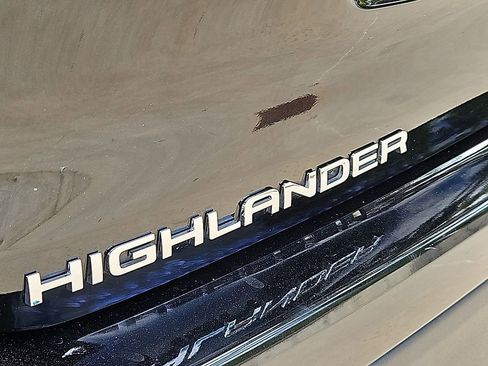 Used 2023 Toyota Highlander XLE image 30