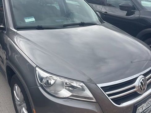 Used 2011 Volkswagen Tiguan SE image 2